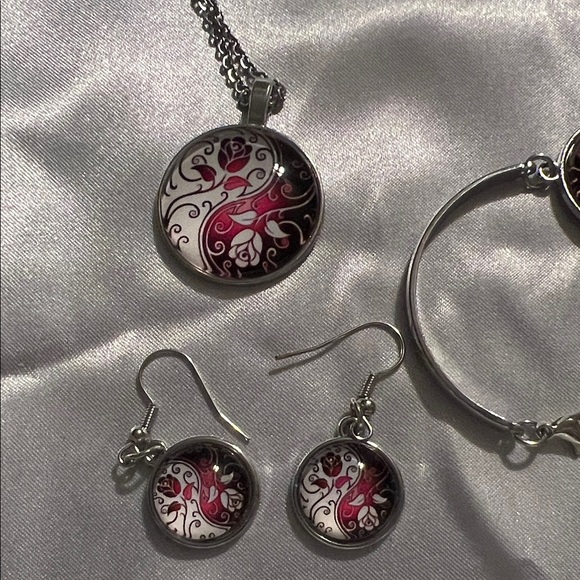 Elegant Silver and Pink Jewelry Set - Picture 2 of 5